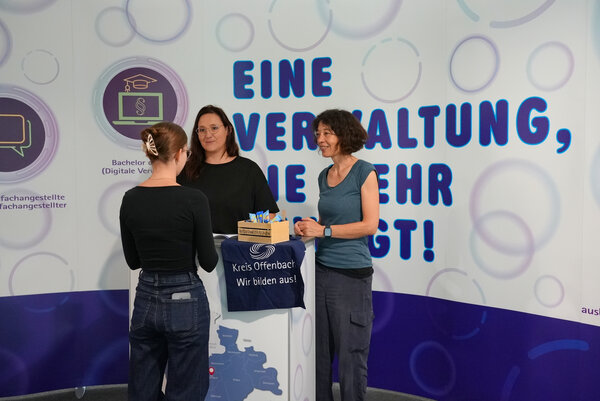 Ausbildungsteam am Messestand